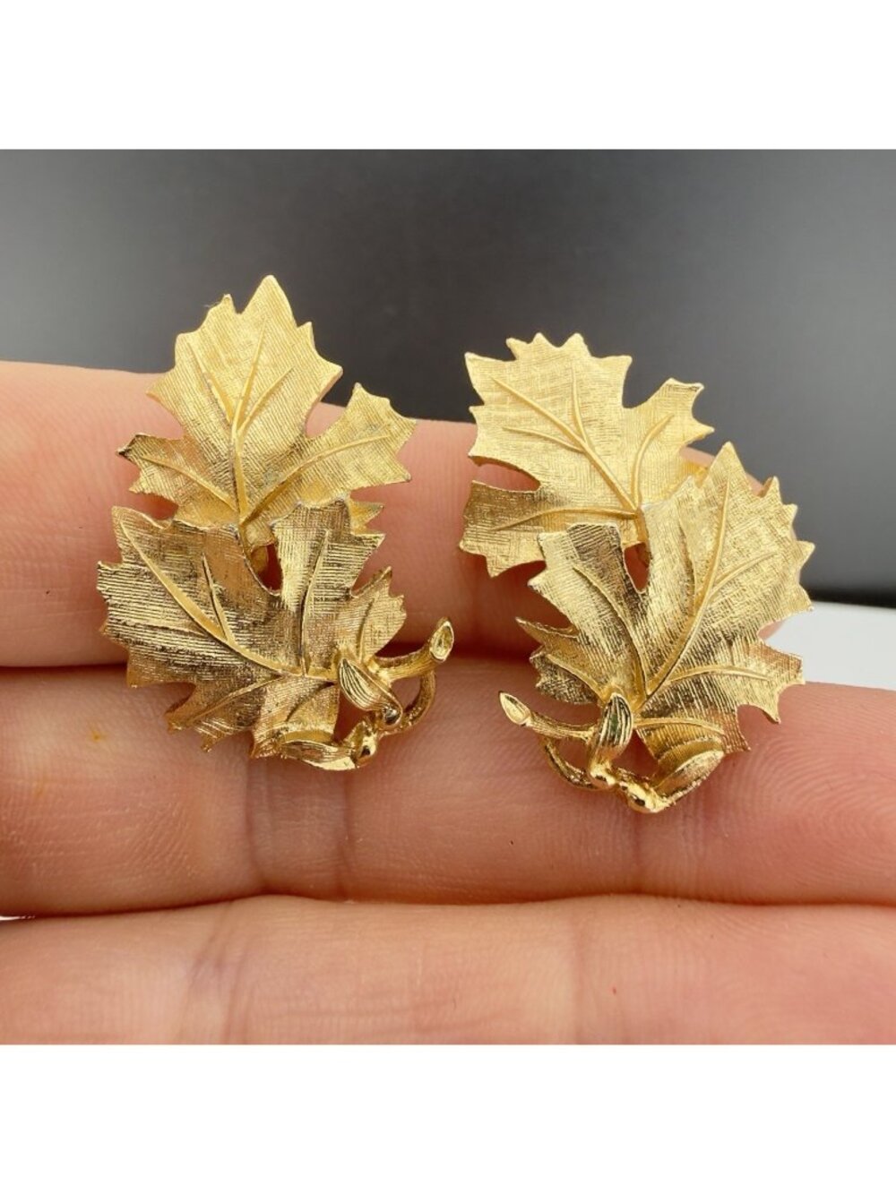 Vintage Lisner Earrings Leaves Clip On Brushed Gold Tone Oak Fall Autumn Signed